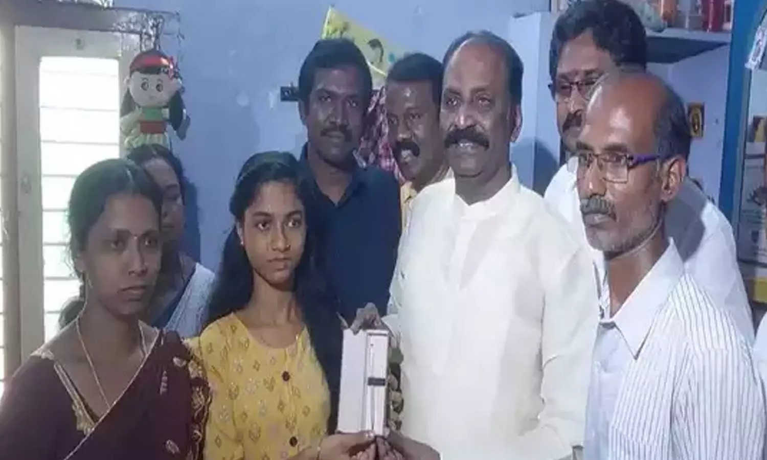 மாணவி நந்தினிக்கு சூப்பர் கிஃப்ட் கொடுத்த கவிஞர் வைரமுத்து…. என்ன தெரியுமா?….!!!!