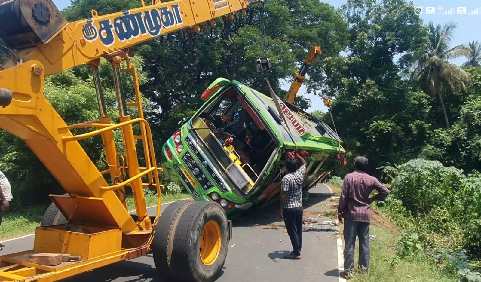 சாலையில் கவிழ்ந்த தனியார் பேருந்து…. 20-க்கும் மேற்பட்ட பயணிகள் காயம்…. கோர விபத்து…!!