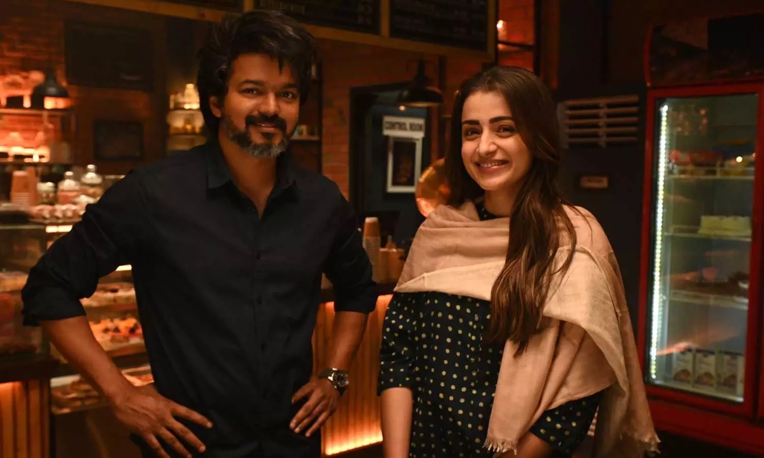 தளபதியுடன் நிற்கும் திரிஷா…. இணையத்தில் வைரலாகும் புகைப்படம்…. எதற்காக தெரியுமா?….!!!!