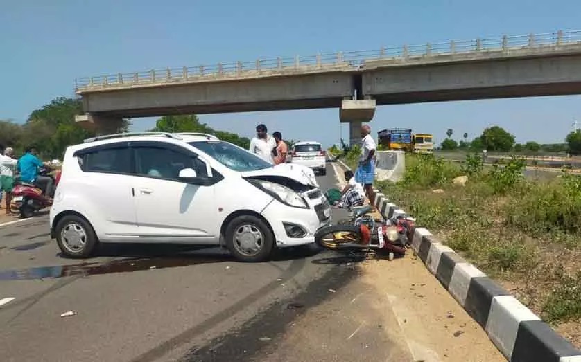 மோட்டார் சைக்கிள் மீது மோதிய கார்…. தம்பதி உள்பட 3 பேர் படுகாயம்…. கோர விபத்து….!!