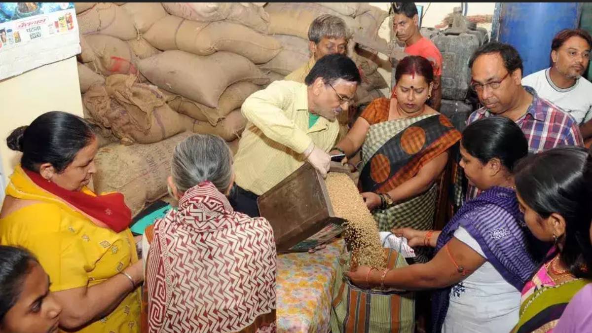 ரேஷன் அட்டைதாரர்களுக்கு சூப்பர் குட் நியூஸ்…. இந்த மாதம் இரட்டை ரேஷன்…. மாநில அரசு அசத்தல் அறிவிப்பு….!!!