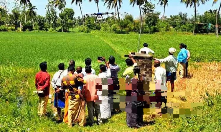 விவசாயிகளுக்கு எளிய முறையில் ….   செயல் விளக்கம் கொடுத்த அதிகாரி….!!