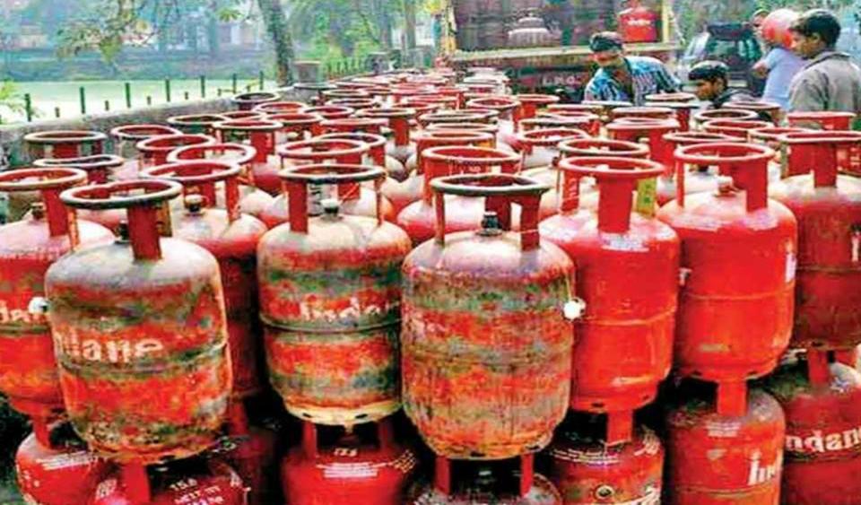 LPG சிலிண்டர் விநியோகத்தில் புது அம்சம்…. மத்திய அமைச்சகத்தின் அசத்தலான திட்டம்….!!!!