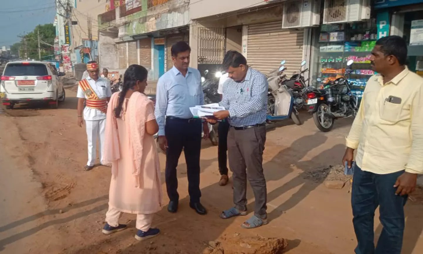 ரூ.8 கோடி மதிப்பில் சாலை அகலப்படுத்தும் பணிகள்…..   கலெக்டர் ஆய்வு….!!