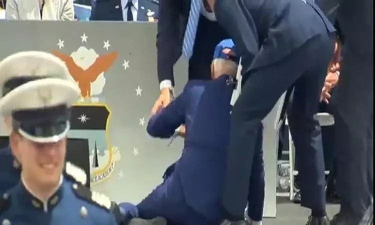 பட்டமளிப்பு விழாவில் தவறி விழுந்த அமெரிக்கா அதிபர்…. விளக்கம் அளித்த வெள்ளை மாளிகை….!!!!