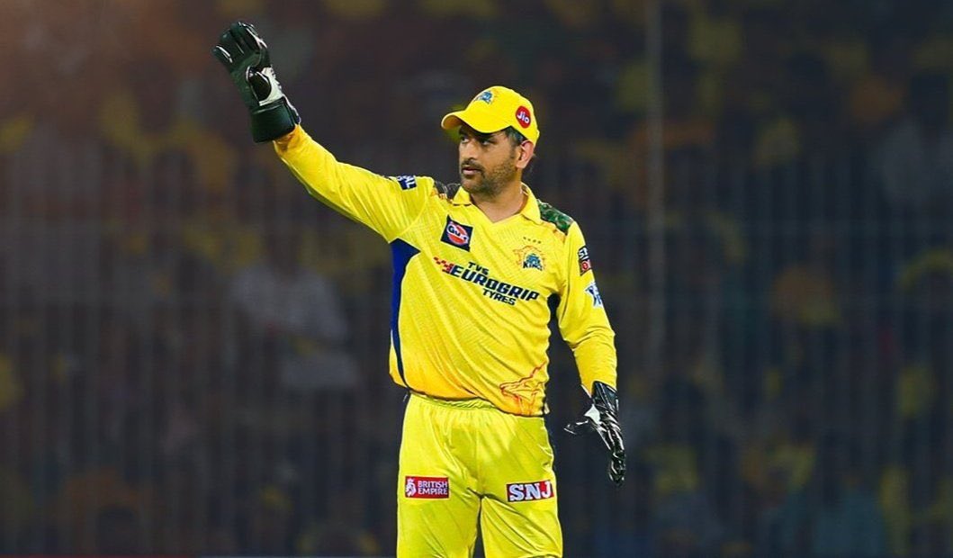 பாருங்க.! போட்டி போட்ட MI…. “தல தோனியை CSK தூக்கியது எப்படி?”…. இப்படித்தான்.!!