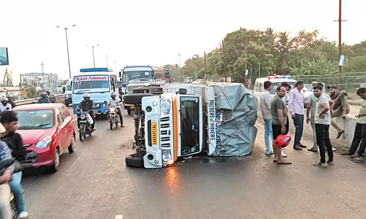 நடுரோட்டில் கவிழ்ந்த சரக்கு வாகனம்…. காயமடைந்த டிரைவர்கள்…. பாதிக்கப்பட்ட போக்குவரத்து…!!