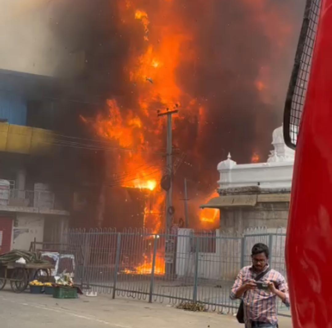 திருப்பதி கோவிந்தராஜ சுவாமி கோயில் அருகே போட்டோ ஸ்டூடியோவில் திடீர் தீவிபத்து…. அலறி அடித்து ஓடிய பக்தர்கள்….!!!!