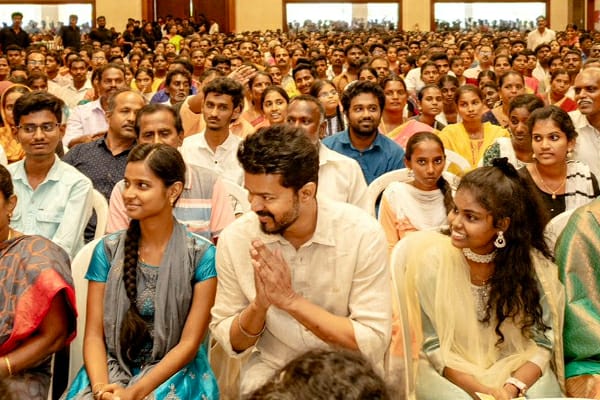 தளபதி விஜய் மாணவர்களை சந்தித்த அதே நாளில்… நடிகர் சூர்யா செய்த செயல்…. வெளியான தகவல்….!!!!