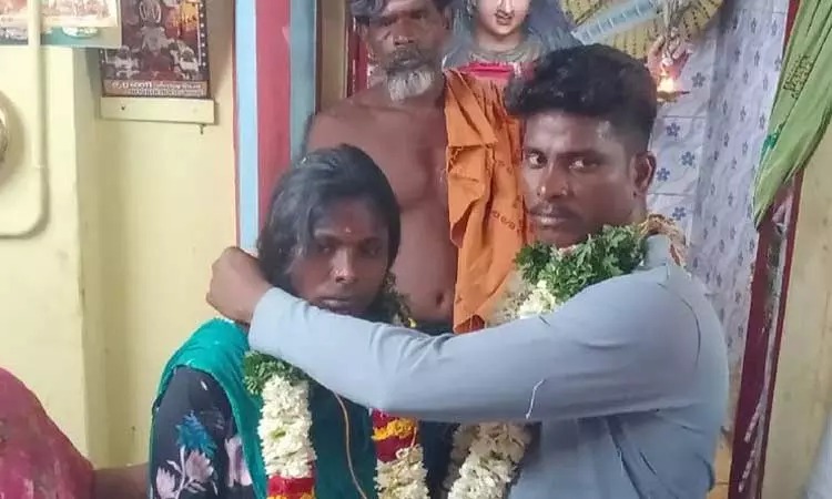 திருமணம் செய்ய மறுத்த காதலன்…. போராடி கரம்பிடித்த கர்ப்பிணி பெண்…. போலீஸ் பேச்சுவார்த்தை…!!