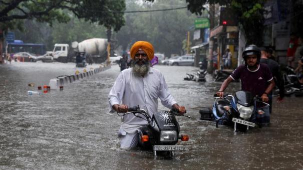 கொட்டி தீர்க்கும் கனமழை… 24 மணி நேரத்திற்கு வெளியே வராதீங்க… உதவி எண்கள் அறிவிப்பு…!!!