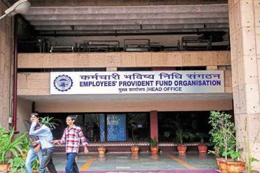 #BREAKING : EPF வட்டி விகிதத்தை 8.10% யில் இருந்து 8.15% ஆக உயர்த்தி மத்திய அரசு ஒப்புதல்..!!