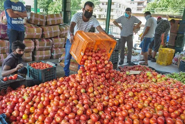 வரலாறு காணாத உச்சம்… ஒரு கிலோ தக்காளி ரூ.250… அலறும் மக்கள்…!!