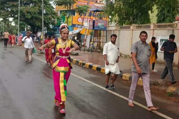 திருவண்ணாமலையில் 14 கிலோமீட்டர் பரதநாட்டியம் ஆடியபடி கிரிவலம் சென்ற இளம் பெண்… புகழ்ந்து தள்ளும் மக்கள்…!!!