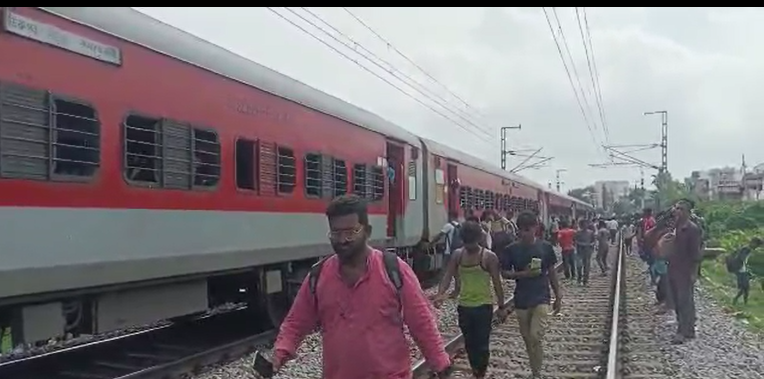 Kanyakumari Vivek Express : கன்னியாகுமரி விரைவு ரயிலில் திடீர் புகை – அச்சமடைந்த வெளியேறிய பயணிகள்…. காரணம் என்ன?