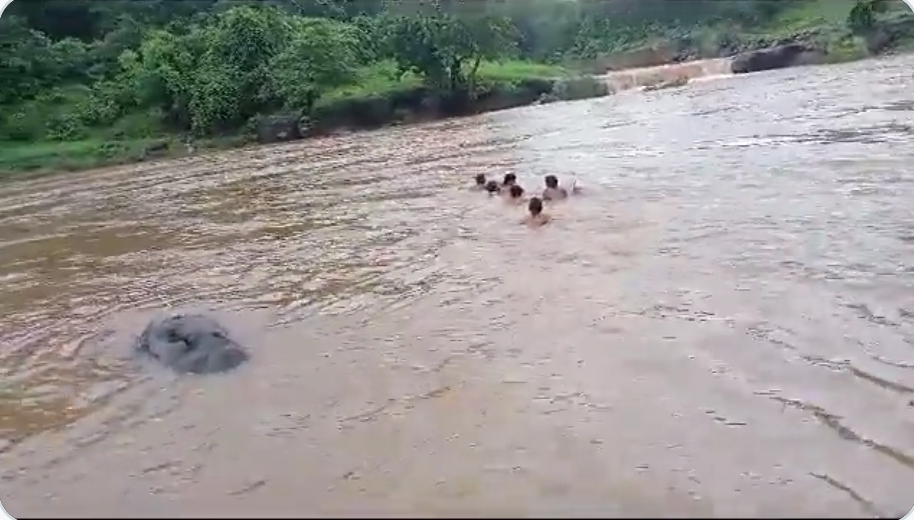 மருத்துவமனைக்கு போகணும்…. ஆற்றில் நடந்து செல்லும் கர்ப்பிணி பெண்…. வெளியான காணொளி….!!