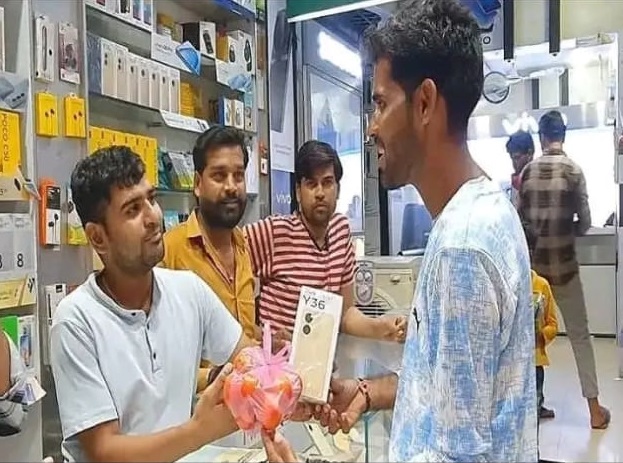 மொபைல் வாங்கினால் 2 கிலோ தக்காளி இலவசம்…. குவியும் மக்கள்… வியாபாரிகளின் புது டெக்னிக்…!!