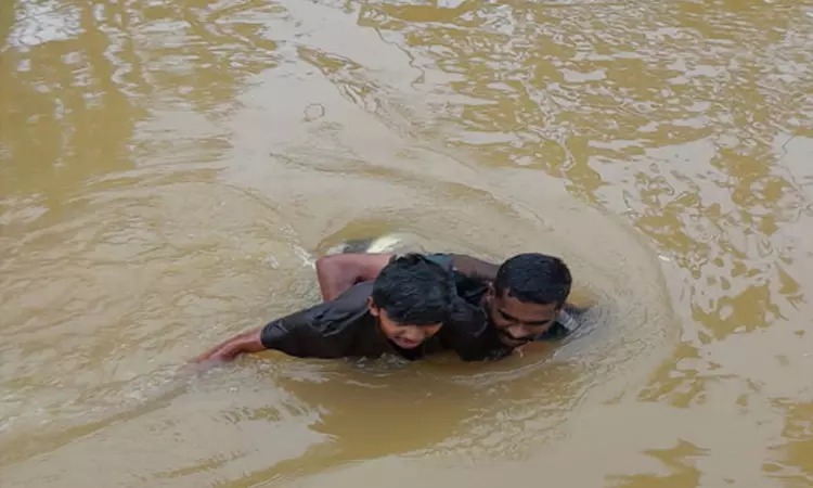 ஆற்றில் அடித்து செல்லப்பட்ட சிறுவன்…. துரிதமாக செயல்பட்ட ராணுவ வீரர்…. குவியும் பாராட்டுகள்…!!