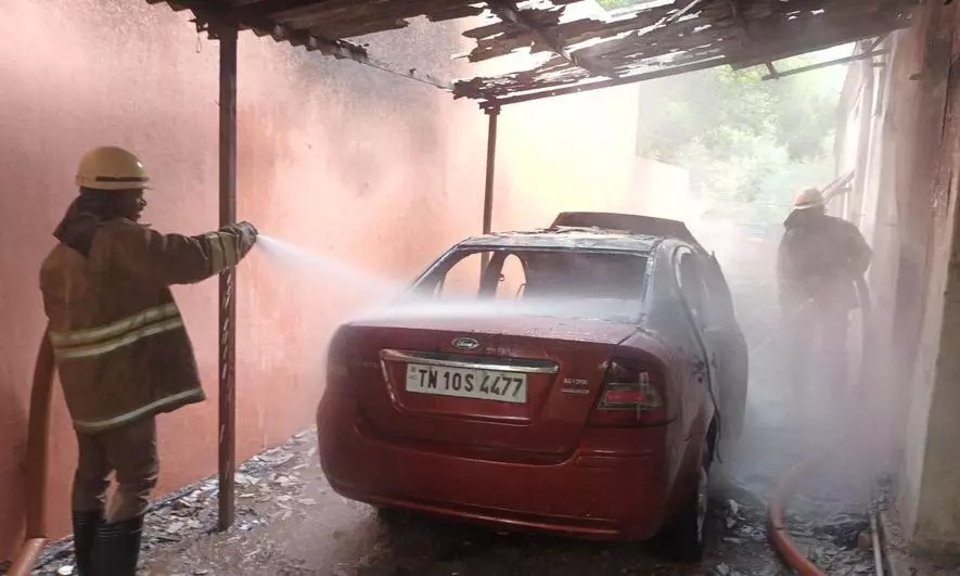 வீட்டு முன்பு நிறுத்தப்பட்டிருந்த கார்…. திடீரென தீப்பிடித்து எரிந்ததால் பரபரப்பு…!!