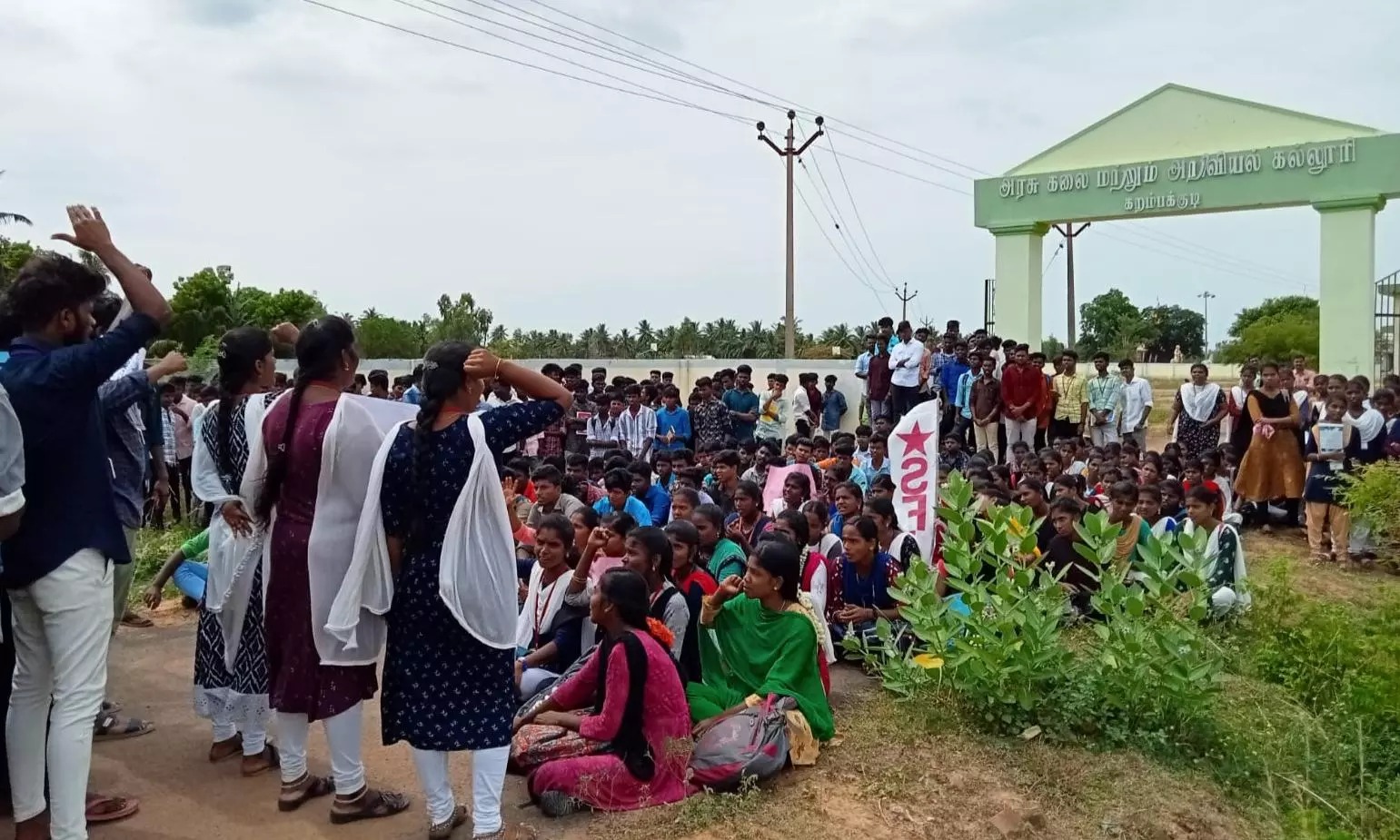 கறம்பக்குடி அரசு கல்லூரி மாணவர்கள் வகுப்புகளை புறக்கணித்து போராட்டம்…. பரபரப்பு சம்பவம்…!!