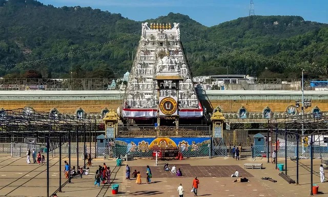 திருப்பதியில் ரூ.300 சிறப்பு தரிசன டிக்கெட் வெளியீடு…. பக்தர்களே உடனே முந்துங்க…!!!