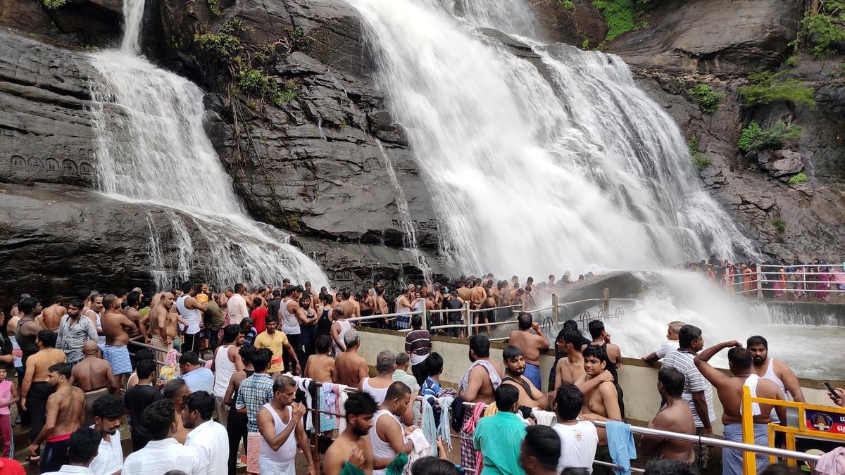 குற்றாலத்தில் குளுகுளு சீசன்…. ஆர்ப்பரித்து கொட்டும் அருவிகள்…. குவிந்த சுற்றுலா பயணிகள்…!!