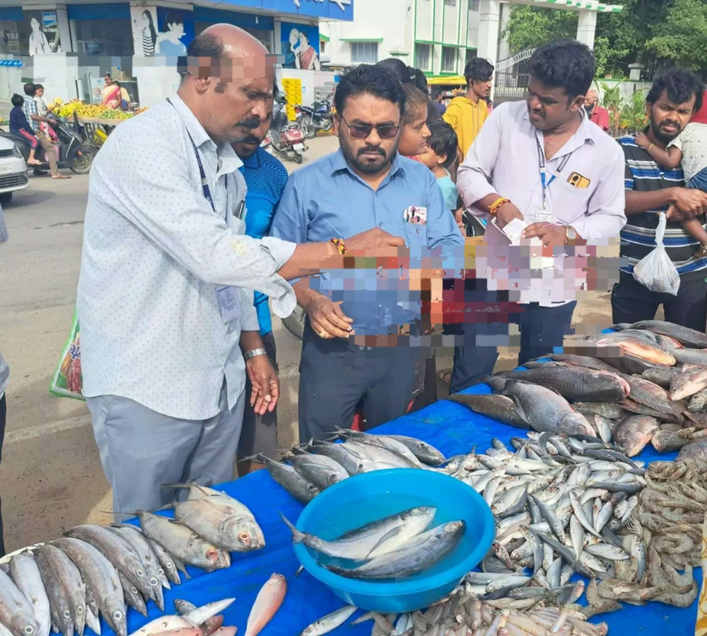 கடைகளில் திடீர் சோதனை…. 75 கிலோ மீன்கள் பறிமுதல்…. எச்சரித்த அதிகாரிகள்…!!z