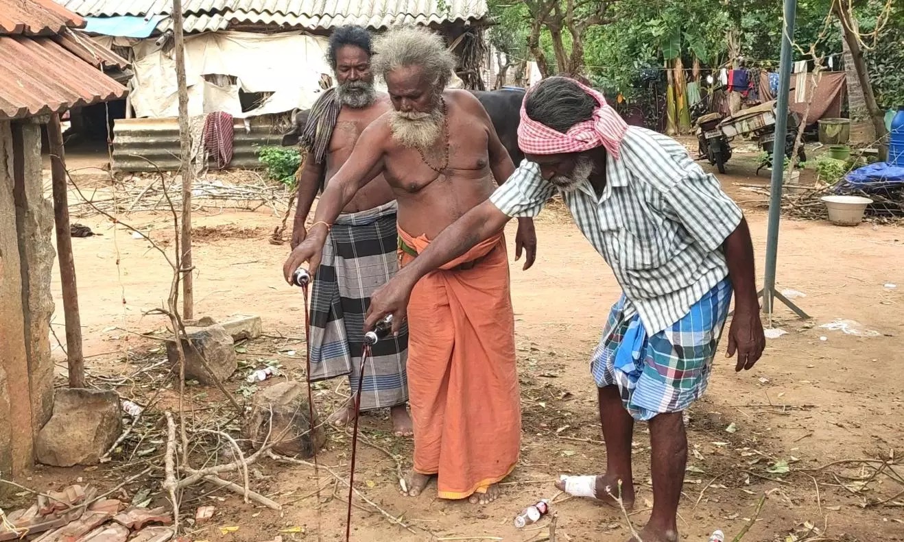 “முன்விரோத நிவர்த்தி”…. குளிர்பானத்தை தரையில் ஊற்றும் வினோத வழிபாடு….!!