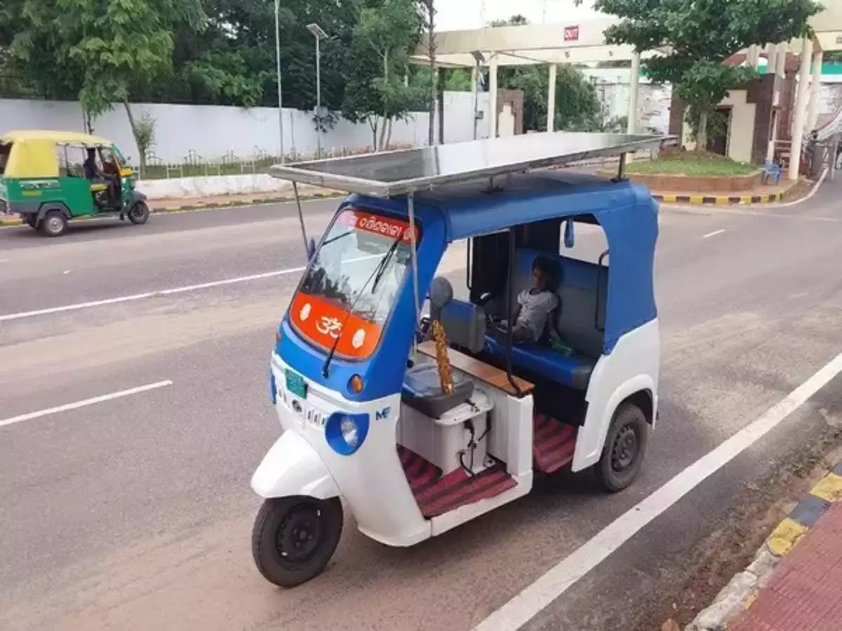 எலக்ட்ரிக் ஆட்டோவில் இருந்து சோலார் ஆட்டோ…. ஆட்டோக்காரரின் அசத்தல் முயற்சி….!!