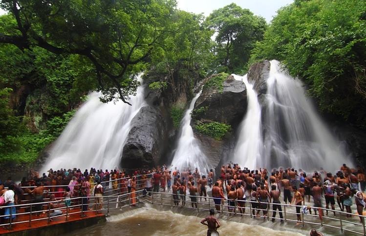 குற்றாலத்தில் குளு குளு சீசன்…. ஆர்ப்பரித்து கொட்டும் அருவிகள்…. உற்சாகத்தில் சுற்றுலா பயணிகள்….!!