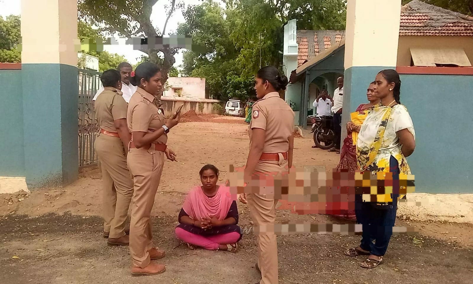 “கணவர் மீது நடவடிக்கை எடுங்க” காவல் நிலையம் முன்பு தர்ணாவில் ஈடுபட்ட பெண்…. பரபரப்பு சம்பவம்…!!