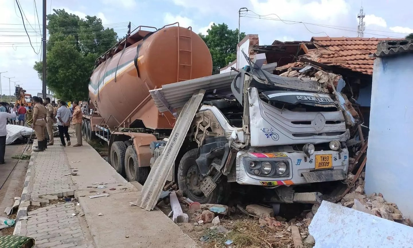 டீக்கடைக்குள் புகுந்த லாரி…. டிரைவர் உள்பட 3 பேர் பலி…. கோர விபத்து…!!