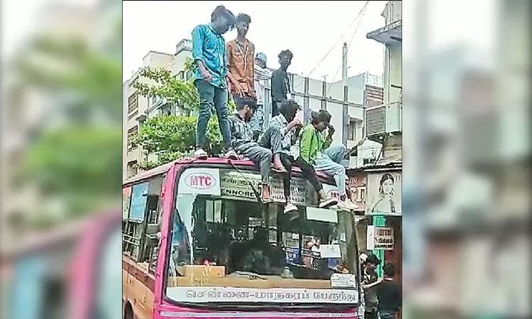 பேருந்தின் மேற்கூரையில் ஏறி ரகளை செய்த கல்லூரி மாணவர்கள்…. வைரலாகும் வீடியோ…!!