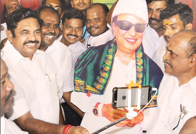 ஓங்கி ஒலித்த ”அந்த சத்தம்” … MGR-யை மிஞ்சிய எடப்பாடி… மதுரையில் திண்டுக்கல் சீனிவாசன் சொன்னதை கவனிசீங்களா ?!