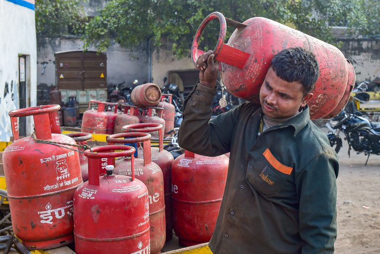 நாடு முழுவதும் அதிகரித்த LPG சிலிண்டர் பயன்பாடு…. அரசு கொடுத்த முக்கிய விளக்கம்…!!