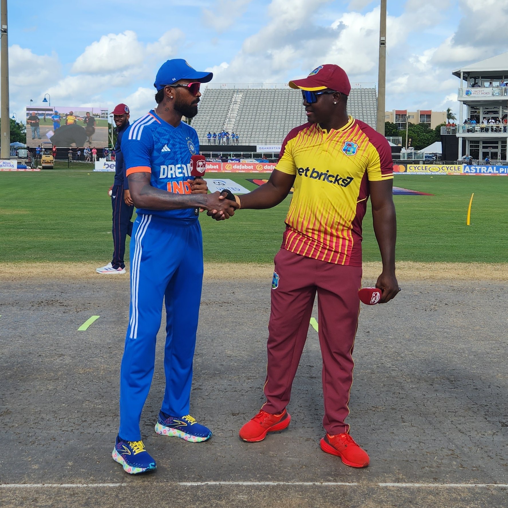 #WIvIND : 2-2 சமன்…. பேட்டிங்கில் களமிறங்கிய இந்தியா….. தொடரை வெல்லப்போவது யார்?