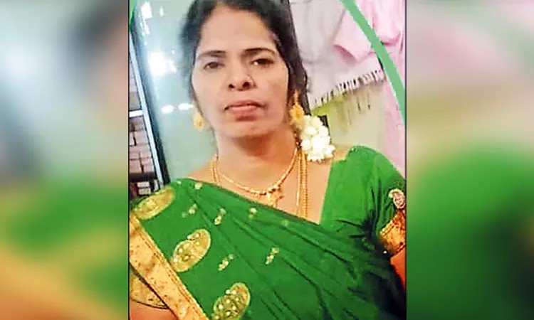 மொபட் மீது மோதிய குப்பை லாரி… மகள் கண்முன்னே பலியான பெண்…. கோர விபத்து…!!