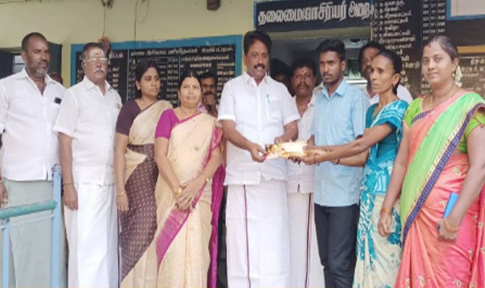 மருத்துவம் படிக்க உதவி கேட்ட மாணவன்…. ஒரு மாத சம்பளத்தையே உதவித்தொகையாக கொடுத்த அமைச்சர்…. குவியும் பாராட்டுக்கள்…!!