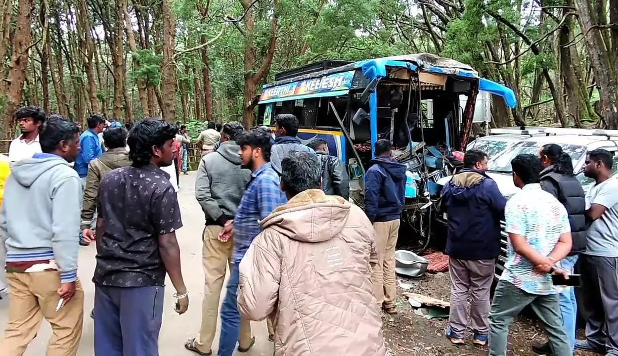 சுற்றுலா வேன்கள் மோதல்…. டிரைவர் பலி; 20 பேர் படுகாயம்…. கோர விபத்து…!!