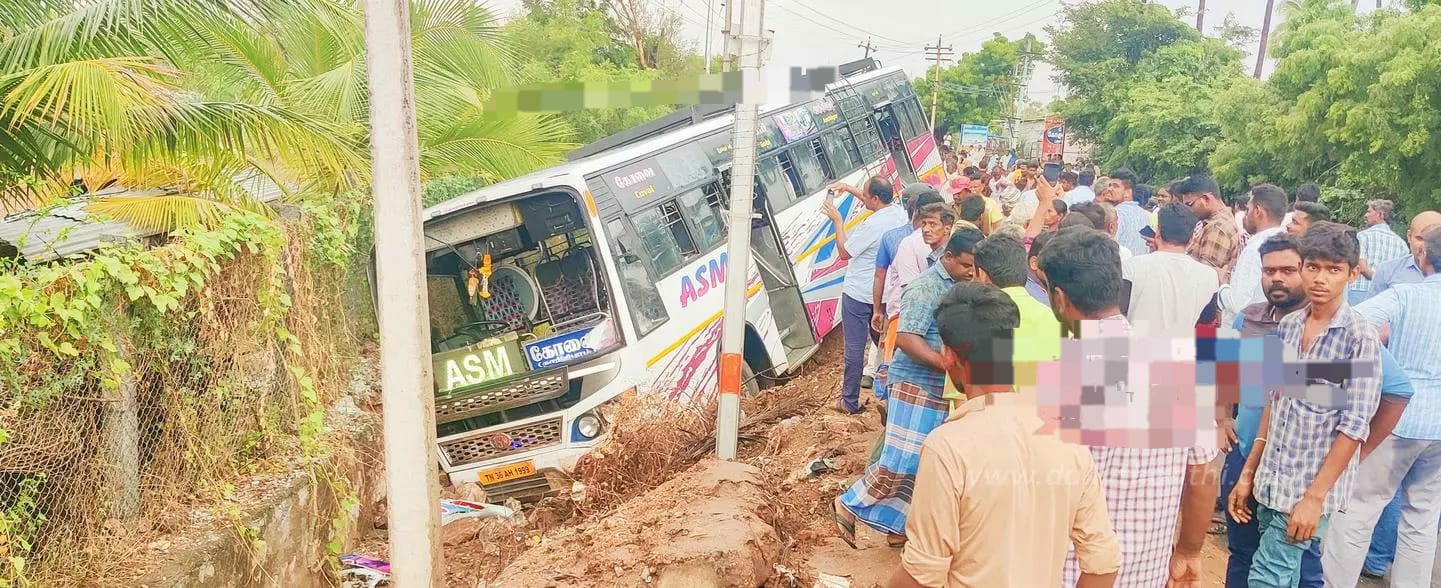 பள்ளத்தில் பாய்ந்த தனியார் பேருந்து…. 10-க்கும் மேற்பட்ட பயணிகள் படுகாயம்…. கோர விபத்து…!!