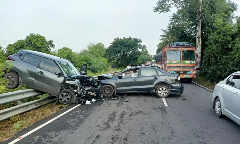 நேருக்கு நேர் மோதிய கார்கள்…. குழந்தைகள் உள்பட 10 பேர் படுகாயம்…. கோர விபத்து…!!