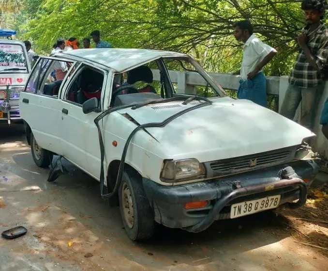 தலைக்குப்புற கவிழ்ந்த கார்…. கல்லூரி மாணவர் பலி; 3 நண்பர்கள் படுகாயம்…. கோர விபத்து…!!