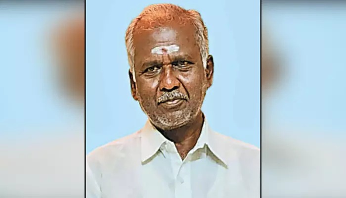 மொபட் மீது மோதிய லாரி…. சக்கரத்தில் சிக்கி ஓய்வு பெற்ற அரசு ஊழியர் பலி…. கோர விபத்து…!!