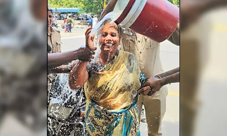 சென்னை கோட்டை முன்பு தீக்குளிக்க முயன்ற பெண்…. பரபரப்பு சம்பவம்….!!