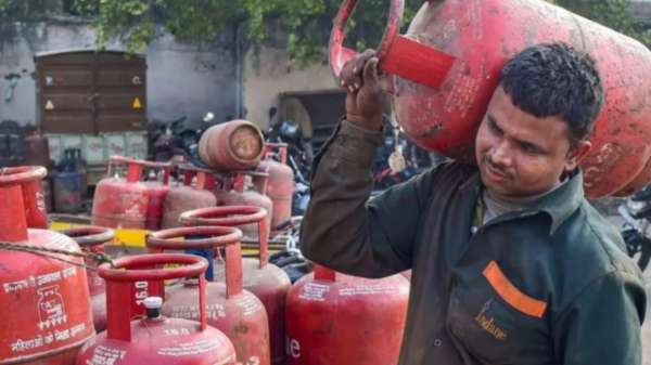 தமிழக மக்களே… சமையல் சிலிண்டர் டெலிவரிக்கு இனி கூடுதல் பணம் தராதீங்க…. வெளியான அறிவிப்பு…!!!