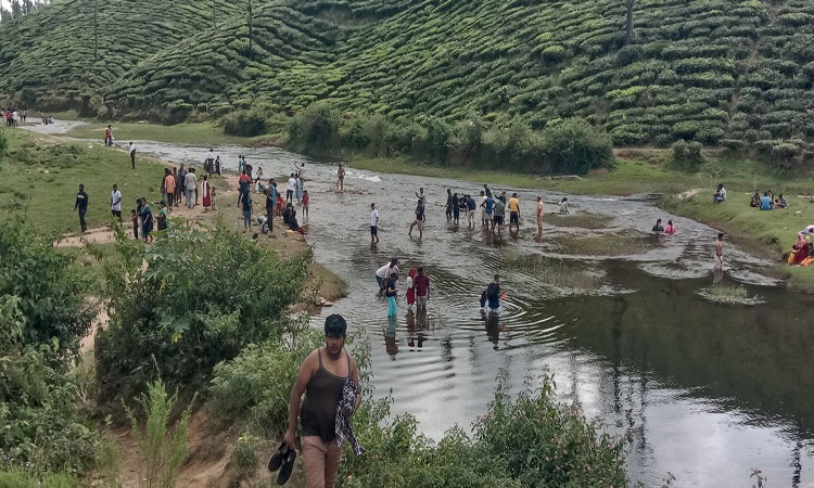 வால்பாறையில் குவிந்த சுற்றுலா பயணிகள்…. சமூக அலுவலர்களின் கோரிக்கை…!!