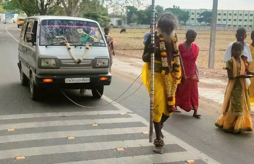 பழனி முருகன் கோவிலுக்கு அலகு குத்தி வேனை இழுத்து சென்ற 75 வயது பக்தர்…. நெகிழ்ச்சி சம்பவம்…!!