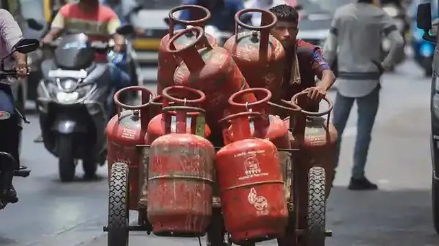 இனி வெறும் பாதிக்கு பாதி விலையில் சிலிண்டர் கிடைக்கும்…. மகிழ்ச்சியில் ரேஷன் அட்டைதாரர்கள்…!!!