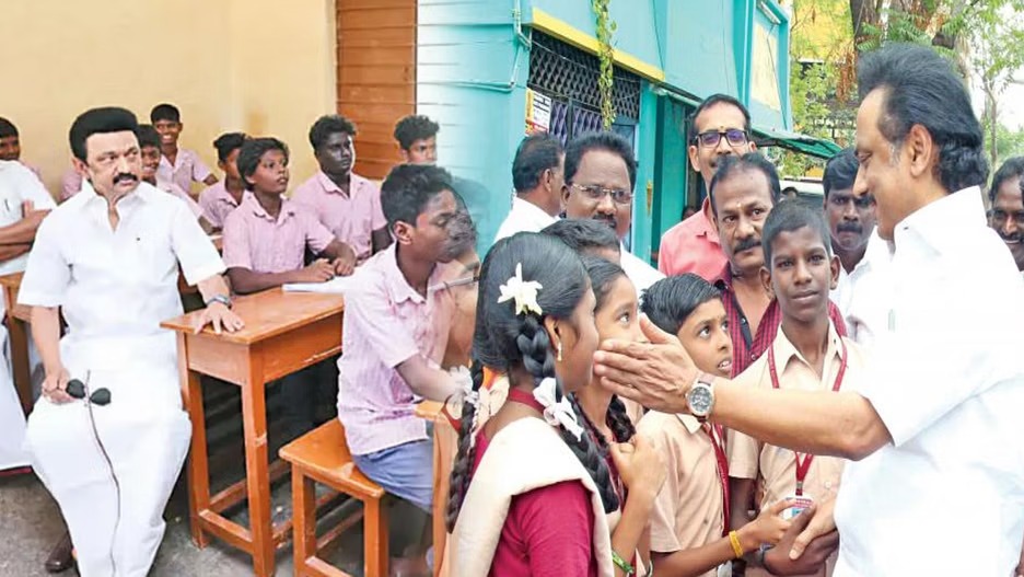 தமிழகத்தில் பள்ளி மாணவர்களுக்கு தமிழ் போட்டிகள்…. முதல்வர் சொன்ன மகிழ்ச்சியான செய்தி…!!!