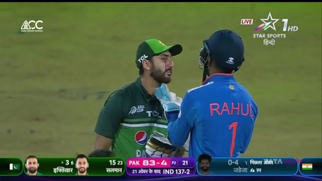 #INDvPAK : ஹெல்மட் போடல…. “ஸ்வீப் ஆடும்போது கண்களுக்கு அருகில் பட்ட பந்து”…. ரத்தம் கொட்டிய பின் அருகில் சென்று சரிபார்த்த ராகுல்.!!